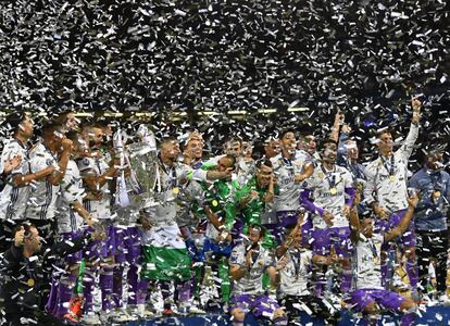 Jogadores do Real Madrid  levantam troféu da Champions League. 