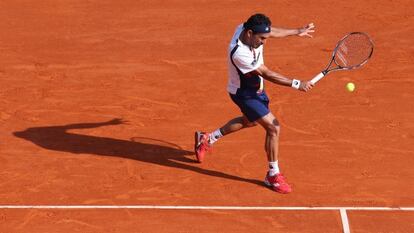 Victor Estrella golpea la pelota.