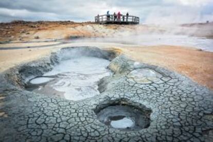 Turistas en el campo geológico de Namafjall Hverir,, cerca del lago Myvatn.