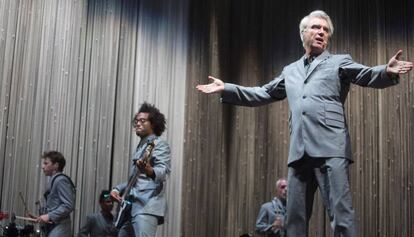 El cantant i compositor escocès David Byrne (d), durant el seu concert al Cruïlla.