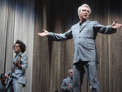 El cantant i compositor escocès David Byrne (d), durant el seu concert al Cruïlla.