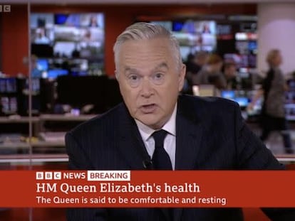 Huw Edwards, informando sobre el estado de salud de la reina Isabel II en la BBC.