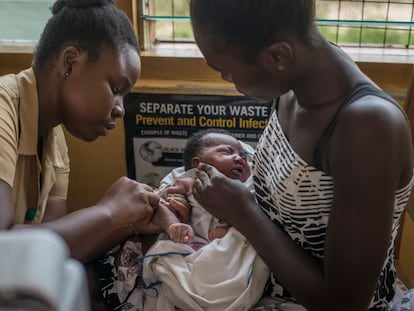 Una enfermera inyecta la vacuna contra la malaria a un bebé en la clínica Ewim de Cape Coast, en Ghana, en febrero de 2020.