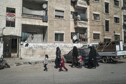 Mujeres pasean a sus hijos por las calles de la ciudad de Idlib. El acuerdo de un alto el fuego forzado por Rusia y Turquía ha dado un respiro a los habitantes de esta ciudad que ha multiplicado por diez su población debido a la llegada de los desplazados.