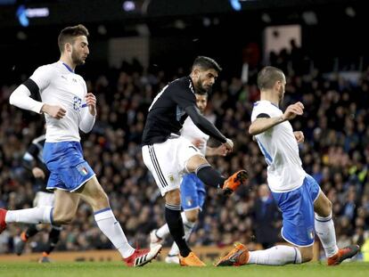 Banega marca el primer gol de Argentina ante Italia.