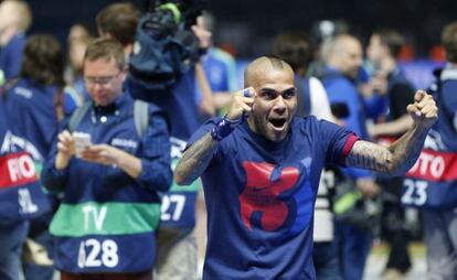 Dani Alves, durant la celebració de la Champions.