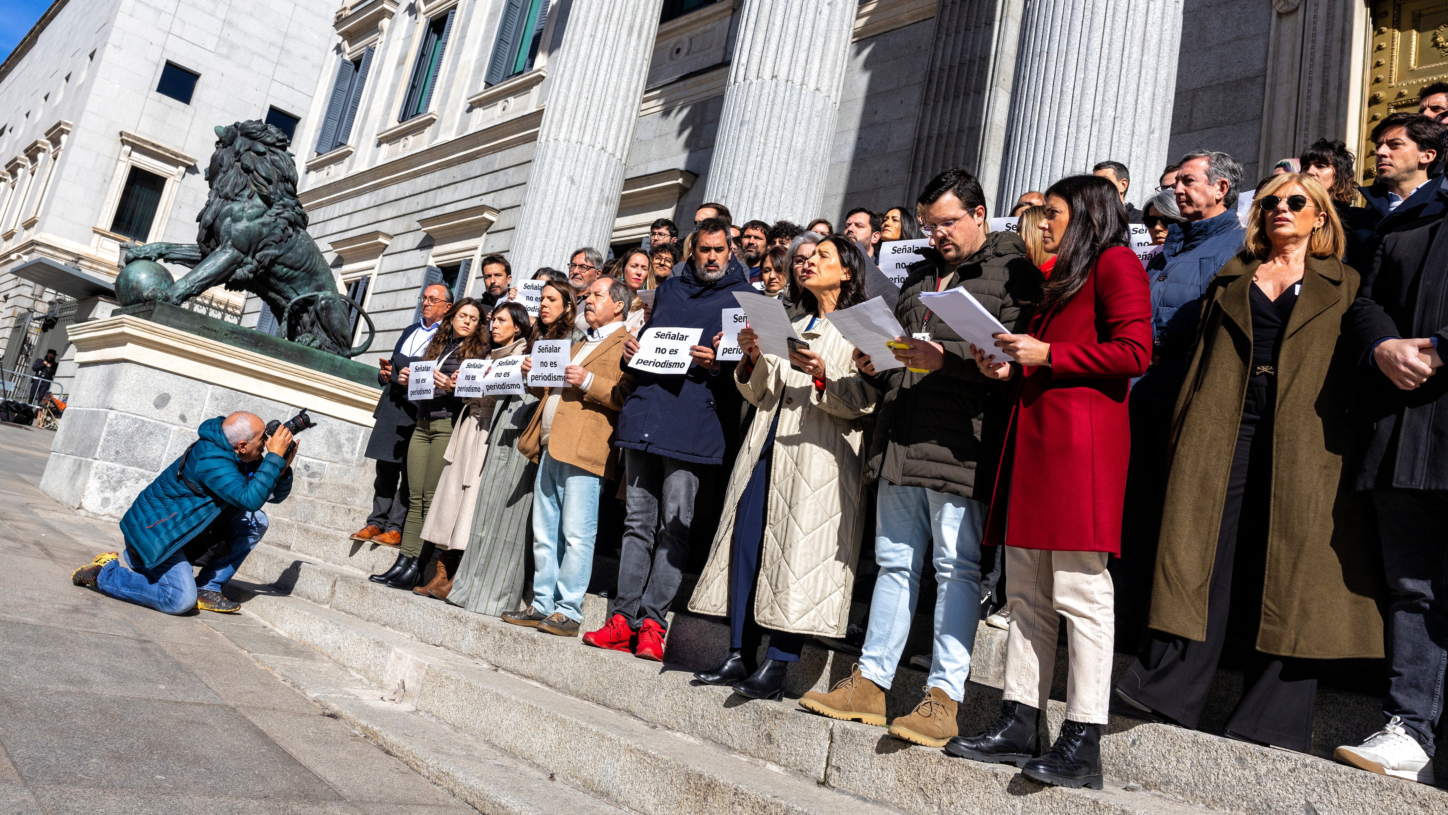 Concentración de periodistas parlamentarios en la escalinata del Congreso de los Diputados.