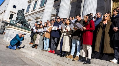 Concentración de periodistas parlamentarios en la escalinata del Congreso de los Diputados.