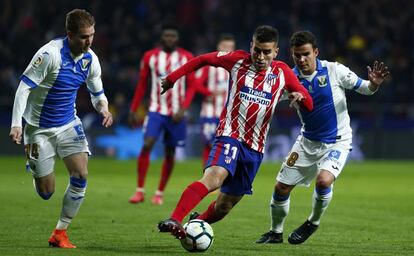 Angel Martin Correa, Alejandro Mozo y Diego Rico durante el partido.