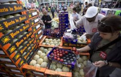 Agricultores venden su fruta y verdura directamente al público en la Plaza de la Bastilla hoy en París (Francia).