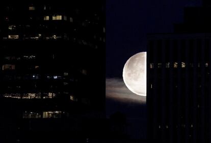  Vista de la luna tras varios edificios en Nueva York (Estados Unidos).
