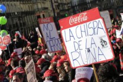 Los trabajadores de Coca-Cola se han concentrado este mediodía en la Puerta del Sol, en Madrid.