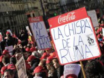 Los trabajadores de Coca-Cola se han concentrado este mediod&iacute;a en la Puerta del Sol, en Madrid.