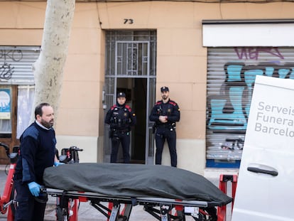 Los operarios de la agencia funcionaria retiran el cuerpo de la madre asesinada por su hijo en Barcelona, que también ha matado al padre y luego se ha suicidado.