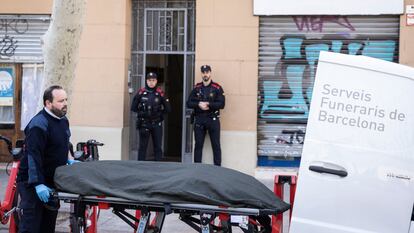 Los operarios de la agencia funcionaria retiran el cuerpo de la madre asesinada por su hijo en Barcelona, que también ha matado al padre y luego se ha suicidado.