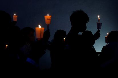 Unos activistas sostienen velas durante una vigilia contra la ejecución de un preso condenado a muerte hace 10 años en Singapur por un delito de tráfico de drogas, este lunes en Kuala Lumpur.