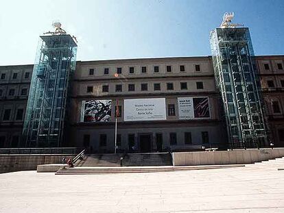 Ascensores exteriores en la fachada del Museo Reina Sofía.
