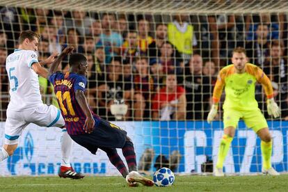 Dembélé logra el segundo gol para el Barcelona en el Camp Nou.