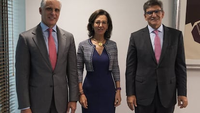 Andrea Orcel, nuevo número dos del Santander, Ana Botín, presidenta, y José Antonio Álvarez, vicepresidente del grupo y presidente de Santander España. 