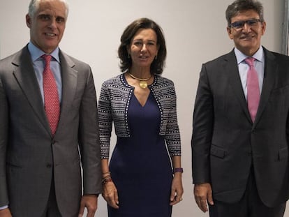Andrea Orcel, nuevo número dos del Santander, Ana Botín, presidenta, y José Antonio Álvarez, vicepresidente del grupo y presidente de Santander España. 