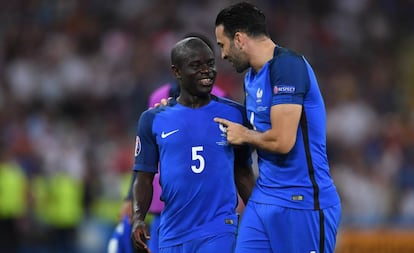 N&#039;Golo Kante (5) charla con Rami en un partido de Francia.