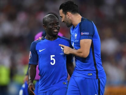 N&#039;Golo Kante (5) charla con Rami en un partido de Francia.