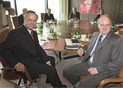 Hans Eichel (izquierda), junto a Welteke, al inicio de una reunión del Bundesbank en mayo de 2002.