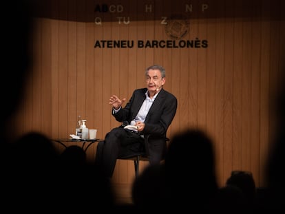 El expresidente del Gobierno José Luis Rodríguez Zapatero en la presentación de su libro 'No voy a traicionar a Borges' en el Ateneu Barcelonès.