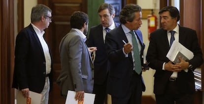 Los diputados de Ciudadanos Jos&eacute; Manuel Villegas (i) y Miguel &Aacute;ngel Guti&eacute;rrez (2i), conversa con el portavoz del PP, Rafael Hernando (c), en presencia de los diputados populares, Carlos Floriano (2d) y Jos&eacute; Antonio Berm&uacute;dez de Castro (d), a su salida de la reuni&oacute;n de la Junta de Portavoces celebrada hoy en el Congreso. 