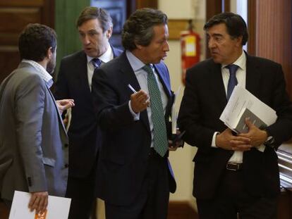 Los diputados de Ciudadanos Jos&eacute; Manuel Villegas (i) y Miguel &Aacute;ngel Guti&eacute;rrez (2i), conversa con el portavoz del PP, Rafael Hernando (c), en presencia de los diputados populares, Carlos Floriano (2d) y Jos&eacute; Antonio Berm&uacute;dez de Castro (d), a su salida de la reuni&oacute;n de la Junta de Portavoces celebrada hoy en el Congreso. 