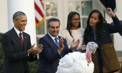 Barack Obama indulta a 'Abe', animado por Joe Hedden -mánager de una granja de pavos- y sus dos hijas, Sasha y Malia (a la derecha).