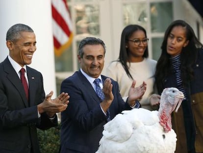 Barack Obama indulta a 'Abe', animado por Joe Hedden -mánager de una granja de pavos- y sus dos hijas, Sasha y Malia (a la derecha).