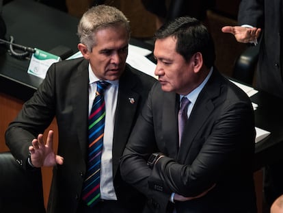 Miguel Ángel Mancera y Miguel Ángel Osorio Chong hablan en el Senado, en 2018.