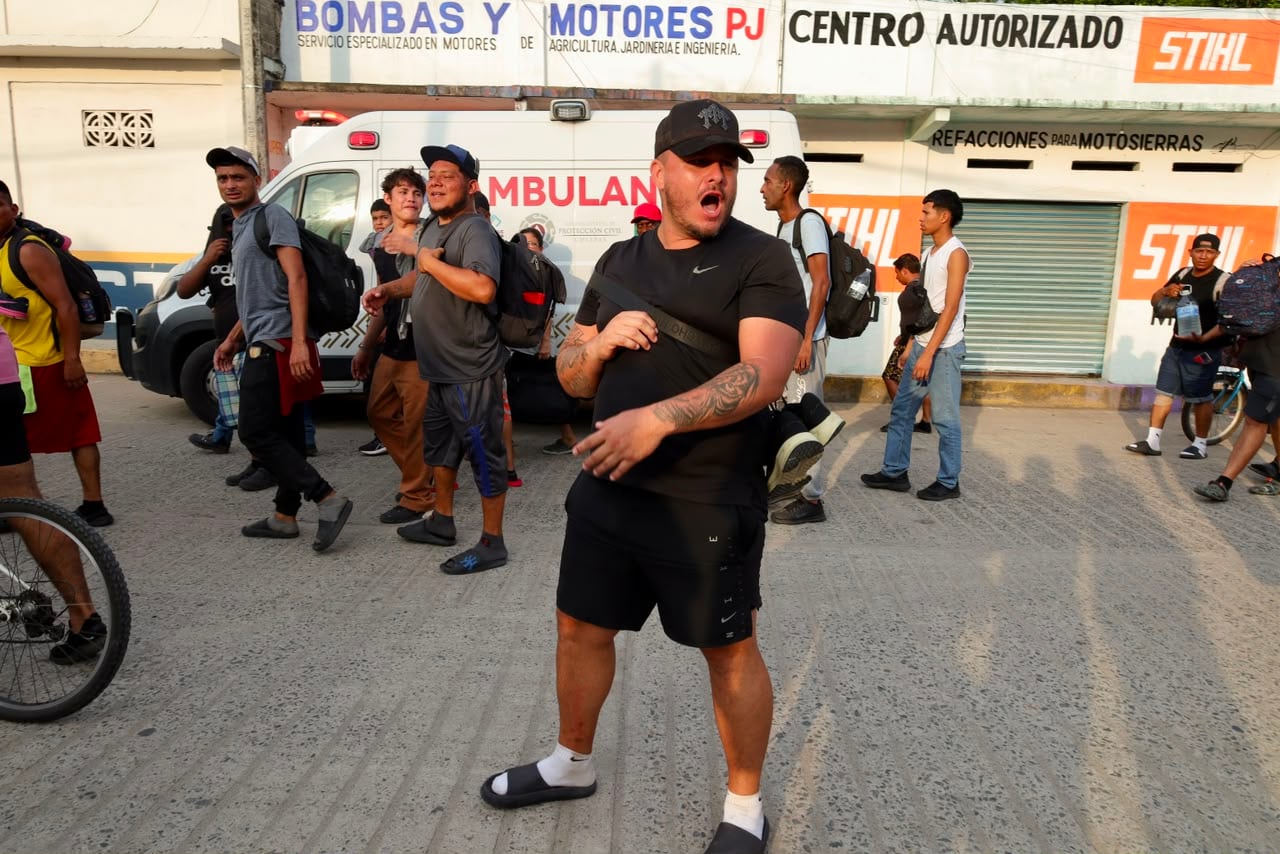 César Gómez durante el recorrido de la caravana migrante, integrada deportados de Estados Unidos, este sábado al sur de Chiapas.