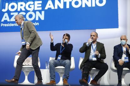 El presidente del PP de Aragón, Jorge Azcón, se prepara para intervenir en el congreso del partido en Sevilla, ante sus homólogos de Valencia, Carlos Mazón, Cataluña, Alejandro Fernández, y La Rioja, José Ignacio Ceniceros.