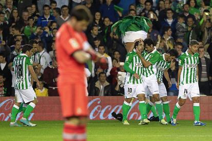 Los jugadores del Betis celebran el primer gol.