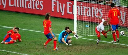 El suizo Gelson celebra su gol ante Piqué, Puyol, Casillas y Capdevila.