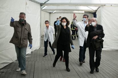 La alcaldesa Ada Colau visita el montaje de la ampliación del hospital del Mar en el polideportivo Claror.