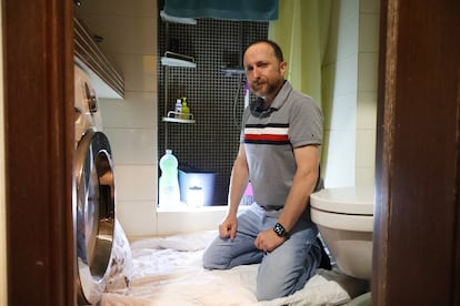Ángel muestra el espacio en el baño de su apartamento en Kiev donde se refugia durante los bombardeos, el 17 de julio.