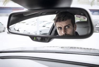 Piqué sale de un entrenamiento en su coche.