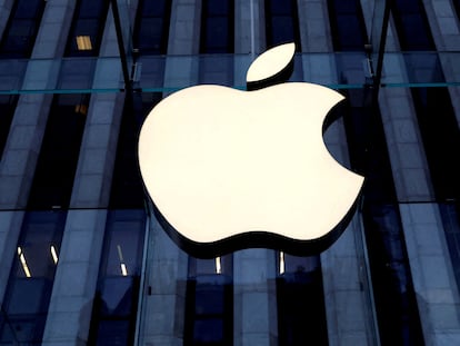 Logo de Apple sobre el edificio que alberga la tienda que tiene la compañías en la Quinta Avenida de Nueva York.