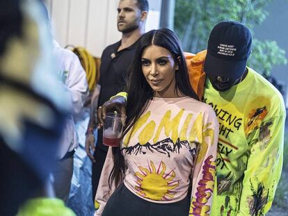 En mayo se vio a ‘Kimye’ en el campo, alrededor de una fogata, vestidos con camisetas neojipis.