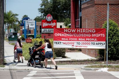 Anuncio de un restaurante de comida rápida en Tampa (Florida, EE UU) que busca empleados, el pasado 1 de junio.