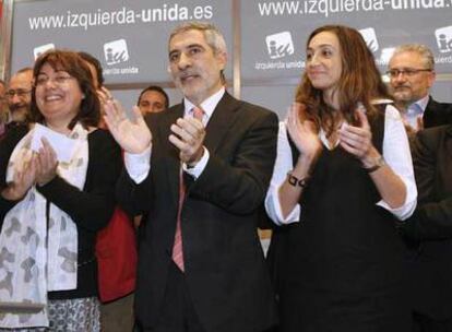 Llamazares, flanqueado por las diputadas Montse Muñoz (izquierda) e Isaura Navarro, celebra la victoria.