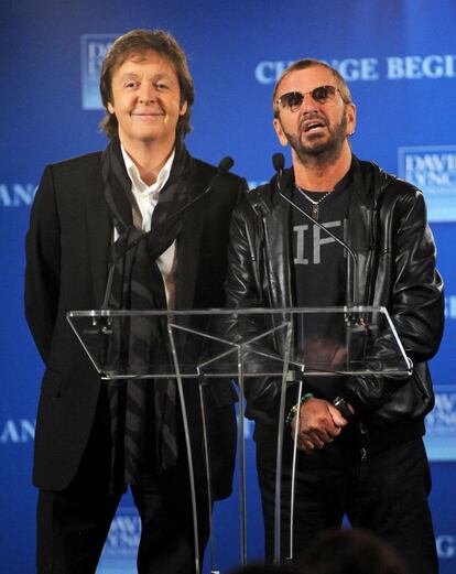 Starr (derecha) y Paul McCartney, los dos 'beatles' que siguen vivos, durante la presentación del concierto Change Begins Within en Nueva York en 2009.