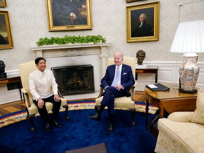 Los presidentes de Filipinas, Ferdinand Marcos, y de Estados Unidos, Joe Biden, en el Despacho Oval