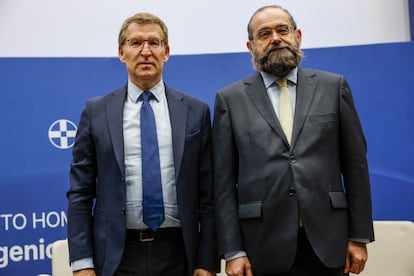 El presidente de la Asociación Católica de Propagandista y de la Fundación Universitaria San Pablo CEU, Alfonso Bullón de Mendoza, junto al líder del PP, Alberto Núñez Feijóo, en un homenaje al fallecido político Eugenio Nasarre celebrado en marzo.