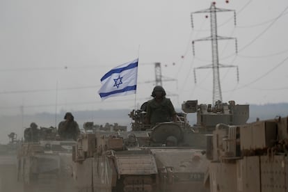 Tropas israelíes se reúnen en un punto no revelado a lo largo de la frontera con Gaza, el 14 de octubre.