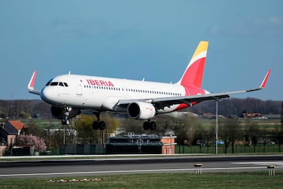 Un avión de Iberia aterriza en el aeropuerto de Bruselas.