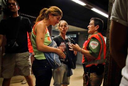 Una vigilante del metro habla con una presunta carterista habitual del suburbano.